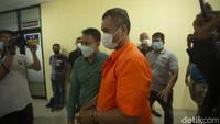 Tersangka MAD (44) diduga menipu 12 orang korban yang masing-masing dijanjikan akan dipekerjakan di Kantor Walikota Bekasi.