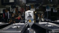 Robot tersebut mampu membuat minuman dalam waktu 1-2 menit dan mampu menghasilkan minuman favorite di FamilyMart yang banyak digemari oleh anak muda terutama di Jadetabek & Bali, seperti KSK – Kopi Susu Kelurga, Dolce Latte, Premium Chocolate, Green Tea, dan lain-lain.