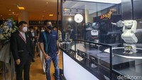 CEO Family Mart Indonesia Wirry Tjandra (kanan) didampingi Wadirut MURI Osmar Semesta Susilo (kiri) melihat robot barista Familymart.