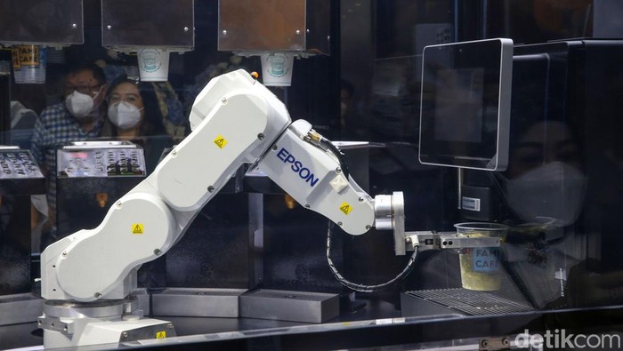 Jakarta Punya Lho Robot Barista, Penasaran? Inovasi robot barista tak hanya tren di luar negeri. Jakarta juga punya lho robot barista. Yuk, intip lebih dekat.