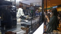 Robot barista melayani pelanggan di FamilyMart, Grand Indonesia,Jakarta, Sabtu (8/1/2022). Inovasi Robot Barista ini telah menerima piagam dari Museum Rekor Indonesia (MURI).