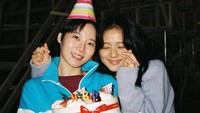 Dalam foto-foto tersebut, Jisoo tampak akrab dengan Kim Mi Soo dan penghuni kamar lainnya. Foto: (dok. Instagram @sooyaa__)