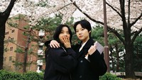 Keduanya diceritakan sebagai teman satu kamar di asrama sekolah. Foto: (dok. Instagram @sooyaa__)