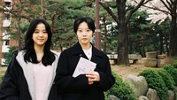 Jisoo BLACKPINK pun mengenang kebersamaannya dengan Kim Mi Soo di lokasi syuting Snowdrop. Foto: (dok. Instagram @sooyaa__)