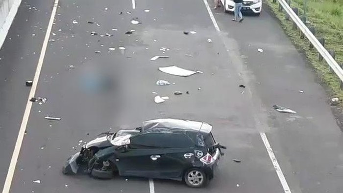 Kecelakaan maut terjadi di ruas Tol Palembang-Lampung. Seorang mahasiswa tewas akibat mobilnya mengalami kecelakaan setelah menghindari jalan berlubang. (Foto: dok. Istimewa)