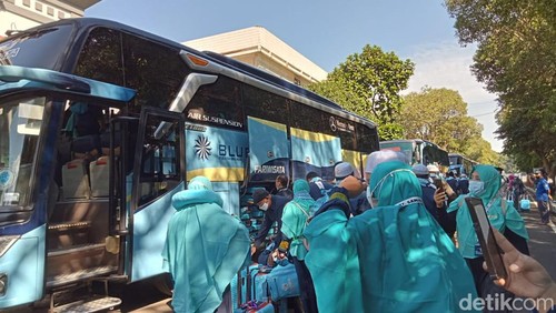Kemenag melepas keberangkatan 419 jemaah umroh di Asrama Haji Pondok Gede setelah vakum 2 tahun akibat pandemi Corona. (Anggo M/detikcom)