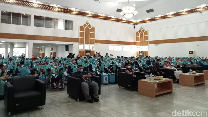 Kemenag melepas keberangkatan 419 jemaah umroh di Asrama Haji Pondok Gede setelah vakum 2 tahun akibat pandemi Corona. (Anggo M/detikcom)