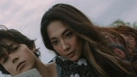 Gaya foto Naufal Samudra dan Dinda Kirana saat bak pemotretan film Realita, Cinta, dan Rock n Roll.  Foto: Instagram/ Dinda Kirana