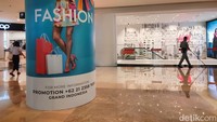 Meski masih berada di tengah pandemi, prokes yang ketat wajib diterapkan di dalam mall.