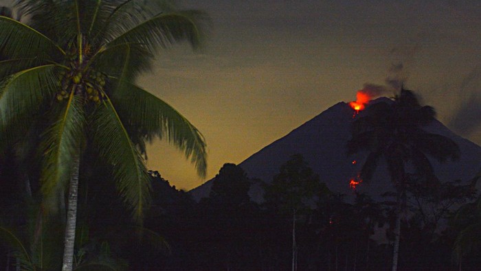 Gunung Semeru mengeluarkan lava pijar yang tampak dari Desa Sumberwuluh, Candipuro, Lumajang, Jawa Timur, Jumat (7/1/2022). Pusat Vulkanologi dan Mitigasi Bencana Geologi (PVMBG) menyatakan Gunung Semeru berstatus level tiga atau siaga dan mengimbau masyarakat untuk tidak beraktivitas di radius 13 kilometer dari puncak Gunung Semeru. ANTARA FOTO/Seno/rwa.