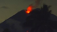 Ini momen saat Gunung Semeru sempat mengeluarkan lava pijar yang tampak dari Desa Sumberwuluh, Candipuro, Lumajang, Jawa Timur, Jumat (7/1/2022).