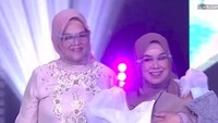 Saat anak Lesti Kejora dan Rizky Billar digendong oleh nenek mereka. Foto: Tangapan Layar Streaming