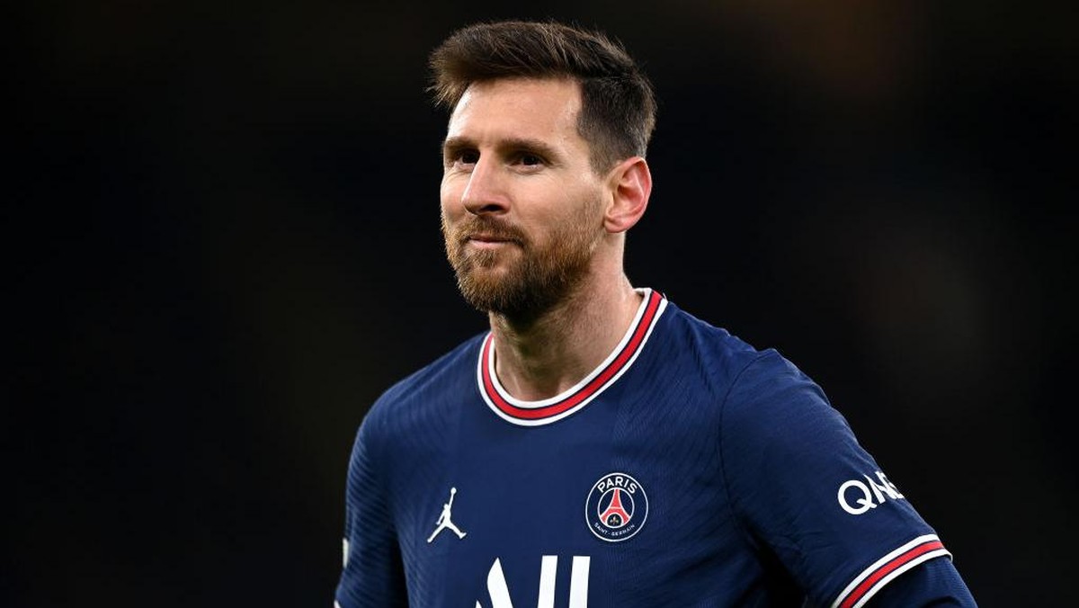 Lionel Messi dibela Karim Benzema. (Foto: Getty Images/Shaun Botterill)