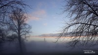 Wallace Monument terlihat di kejauhan dalam kabut tebal yang datang di hari Natal