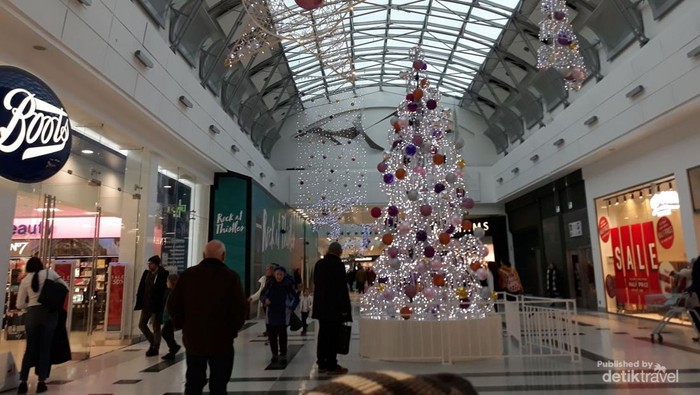 Pohon Natal di Thistles Shopping Centre saat Boxing Day