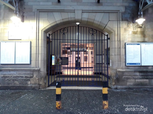 Stasiun Stirling tutup dan digembok pada tanggal Satu Januari