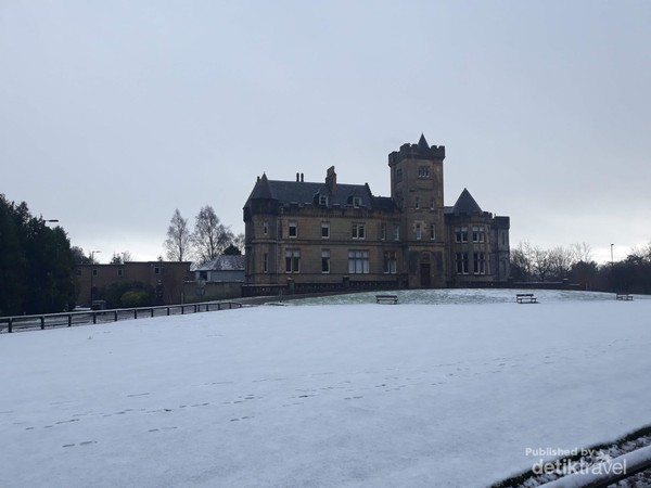 Salju yang turun saat musim dingin di depan Airthrey Castle Stirling