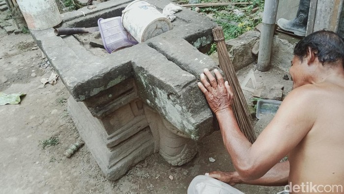 Melihat Lebih Dekat Batu Yoni Berkepala Naga di Klaten Sebuah batu Yoni berkepala naga selama puluhan tahun berada di pekarangan warga di Dusun Sogaten, Klaten, Jawa Tengah.