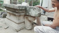 Pahatan berupa takik - takik pada Yoni tersebut tampak rapi di semua kelilingnya. Di bawah cerat (tempat keluarnya air) terdapat ukiran kepala ular naga.