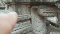 Hiasan kepala naga itu  memperlihatkan bentuk kepala ular sampai leher. Pahatan dua taring, mata, lekuk sisik dan kalung di leher naga tersebut masih tampak jelas.