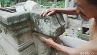 Pahatan batu berbentuk kepala ular itu juga dihiasi semacam tudung di kanan kiri seperti ular kobra. Selain kepala naga itu tidak ditemukan ornamen lainnya kecuali tulisan angka register cagar budaya.