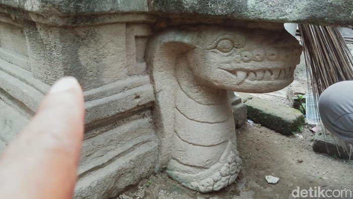 Sebuah batu Yoni berkepala naga selama puluhan tahun berada di pekarangan warga di Dusun Sogaten, Klaten, Jawa Tengah.