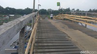 Selanjutnya ada Jembatan Cihampelas yang menghubungkan dua kecamatan yaitu Batujajar dan Cihampleas. Jembatan  tersebut didominasi warna biru. (Whisnu Pradana/detikcom)