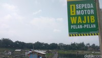 Jembatan ini membentang sepanjang 520 meter dan lebar 2,5 meter. Keberadaannya mampu memangkas waktu tempih warga sekitar 30 menit, ditambah saat ini ada kemacetan parah akibat perbaikan jalan. (Whisnu Pradana/detikcom)