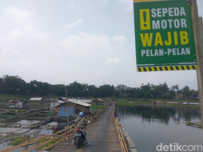 Menikmati Keindahan Citarum dari 3 Jembatan Apung Viral di Bandung Barat