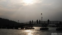 Jembatan Surapatin dibangun pada tahun 2018. Lokasinya di Desa Pangauban, Kecamatan Batujajar dan Desa Girimukti Kecamatan Saguling, Bandung Barat (Whisnu Pradana/detikcom)