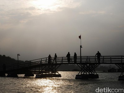 Menikmati Keindahan Citarum dari 3 Jembatan Apung Viral di Bandung Barat