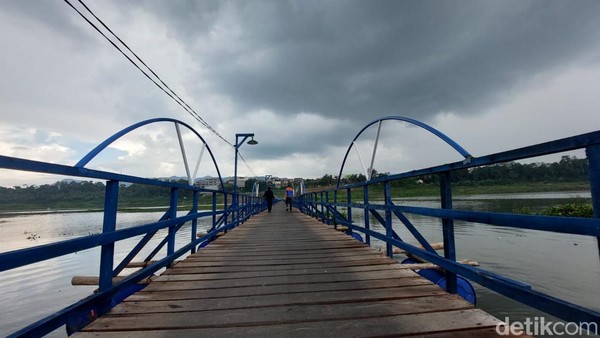 Jembatan Cidulang atau Jembatan Bucin menghubungkan dua kampung di wilayah selatan Bandung Barat. Lokasinya di Kecamatan Cihampelas. (Whisnu Pradana/detikcom)