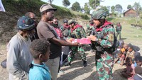 Dengan menggandeng Yonif Para Rider 328 ini, semoga bantuan 500 pakaian untuk masyarakat Intan Jaya, Papua dari Brantas Abipraya ini dapat menambah keceriaan masyarakat di sana. 