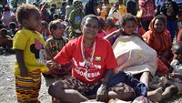 PT Brantas Abipraya (Persero), salah satu BUMN konstruksi ini membagikan keceriaan tahun baru kepada masyarakat daerah perbatasan di Papua. Menggandeng Satuan Yonif Para Raider 328/Dirgahayu, melalui bantuan sandang yang disampaikan oleh Brantas Abipraya, BUMN yang tak hanya unggul dalam pembangunan konstruksi bendungan, namun juga gedung, jalan dan jembatan ini terus berbagi untuk membuktikan komitmennya yang selalu hadir untuk Indonesia, kali ini dengan menghadirkan senyum di wajah masyarakat Papua.