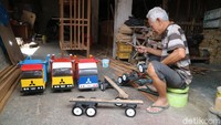 Saat ditemui Tardi tetap membuat miniatur truk. Tampak puluhan miniatur truk tertumpuk di rumahnya. Dia pun berharap tahun ini sudah bisa berjualan saat tradisi Dandangan dan Kupatan. Tardi mengatakan sudah enam tahun belakangan menekuni sebagai perajin miniatur truk. Awalnya dia berjualan dan membeli miniatur truk dari Magelang. Namun akhirnya dia memilih membuat miniatur truk sendiri.