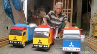 Dia mengatakan miniatur truk buatannya terbuat dari limbah, yakni kayu triplek bekas. Miniatur truk yang dibuat berukuran lebar 20 cm, panjang 64 cm dan tingginya 25 cm.