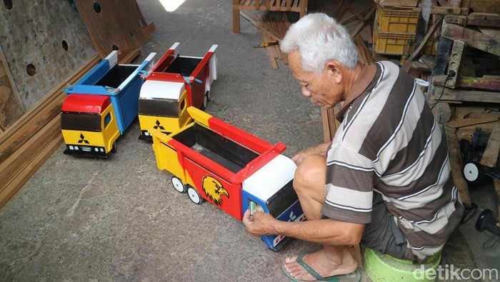 Seorang perajin miniatur truk di Kudus, Jawa Tengah, mengaku tidak bisa jualan dua tahun ini karena pandemi.