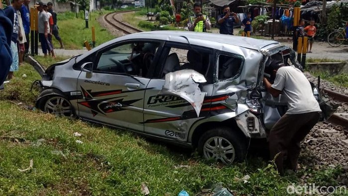 mobil tertabrak kereta api