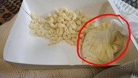 Mau makanannya lebih fresh dan tidak terlalu matang, saus macaroni and cheese ini dikirim dalam bentuk terpisah. Tetapi penerimanya jadi lebih sibuk karena harus memanaskan. Foto: Instagram/recehangokil