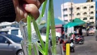 Tak ingin terlalu dingin, netizen ini beli es teh dengan esnya dipisah. Bukannya lebih enak, ia harus mengatasi kerepotan es batu yang meleleh. Foto: Instagram/recehangokil