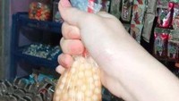 Niatnya ingin lebih sederhana, netizen ini beli bakso dengan plastik. Bukannya lebih mudah, bagaimana caranya makan bakso dengan sedotan? Foto: Instagram/recehangokil