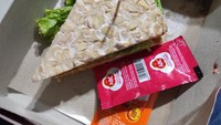 Memesan makanan dengan konsep organik, netizen ini temukan makanan mentah yang benar-benar organik. Tempe goreng yang dipesannya datang dalam keadaan mentah dan dilengkapi dengan selada segar. Foto: Instagram/recehangokil