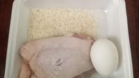 Beli nasi ayam dengan telur, ternyata biayanya belum termasuk upah memasak. Alhasil yang datang masih berupa beras, ayam mentah dan telur ayam segar yang utuh. Foto: Instagram/recehangokil