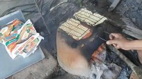 Bosan dengan olahan mie instan yang kurang kreatif, netizen ini coba sajikan mie instan bakar. Lengkap dengan arang yang panas begini aksi nyeleneh saat berkreasi dengan mie instan. Foto: Instagram/humorsantuy