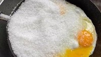 Tak fokus saat masak menjadi hal sepele yang fatal. Berniat memberi sedikit rasa pada telur ceplok, begini jadinya kalau tidak sengaja menumpahkan setoples garam. Foto: Instagram/humorsantuy