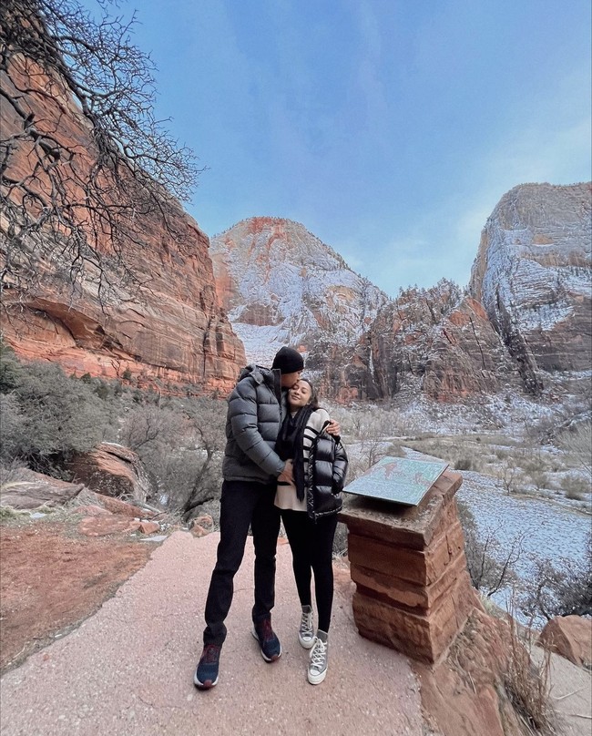 Nikita Willy dan Indra Priawan memilih merayakan momen pergantian tahun di Las Vegas. Keduanya menonton penampilan Pitbull di penginapan dan melanjutkan perjalanan ke Zion National Park di Utah. Foto: dok. Instagram @nikitawillyofficial94