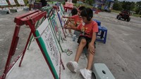 Sejumlah anak mewarnai gambar di Taman Publik Palangkaraya, Kalimantan Tengah, Jumat (7/1/2022).