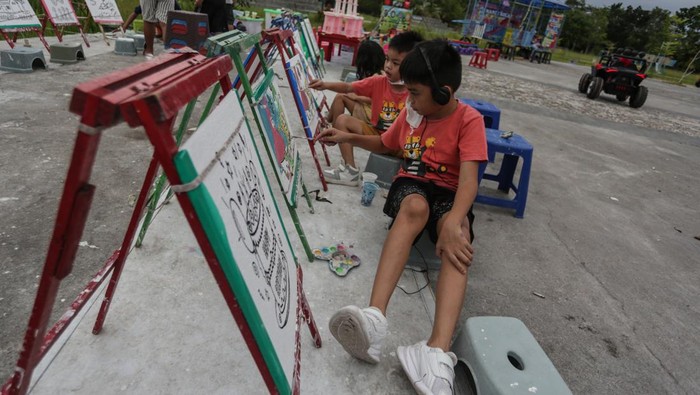 PALANGKARAYA MASUK KOTA LAYAK ANAK 2021 Sejumlah anak bermain wahana permainan pemancingan ikan plastik di Taman Publik Palangkaraya, Kalimantan Tengah, Jumat (7/1/2022). Kota Palangkaraya menjadi salah satu dari 275 kabupaten dan kota yang ditetapkan sebagai kota Layak Anak pada tahun 2021 serta mendapatkan penghargaan Kota Layak Anak (KLA) peringkat pratama oleh Kementerian Pemberdayaan Perempuan dan Perlindungan Anak (Kemen PPPA). ANTARA FOTO/Makna Zaezar/rwa.