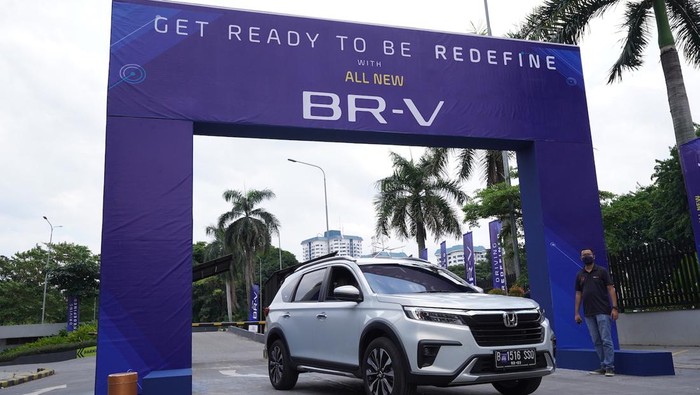 Penyerahan pertama Honda BR-V ke tangan konsumen di Indonesia Penyerahan pertama Honda BR-V ke tangan konsumen di Indonesia.