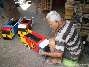 Pahit Getir Mbah Tardi Perajin Miniatur Truk Bertahan di Kala Pandemi
